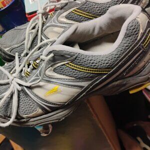 Men's catapult brand tennis shoes size 11